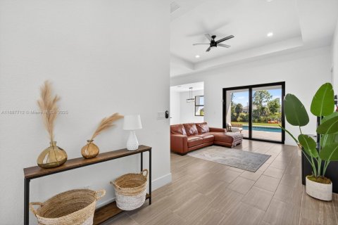 House in Cape Coral, Florida 4 bedrooms № 2012773 - photo 4