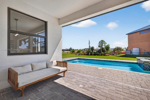 House in Cape Coral, Florida 4 bedrooms № 2012773 - photo 29