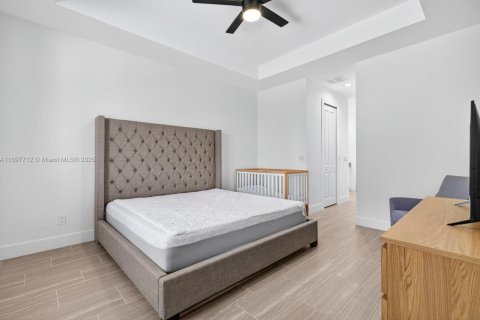 House in Cape Coral, Florida 4 bedrooms № 2012773 - photo 15