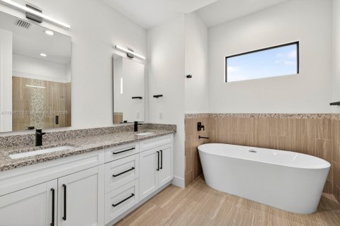 House in Cape Coral, Florida 4 bedrooms № 2012773 - photo 24