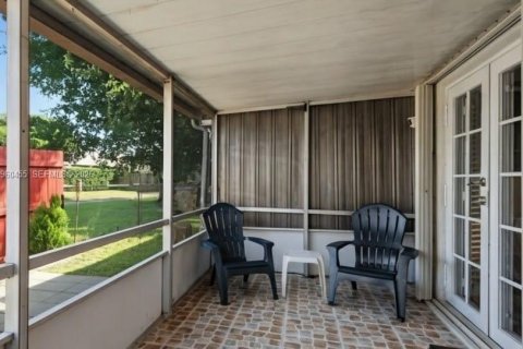 Townhouse in Davie, Florida 2 bedrooms, 84.73 sq.m. № 2026689 - photo 11