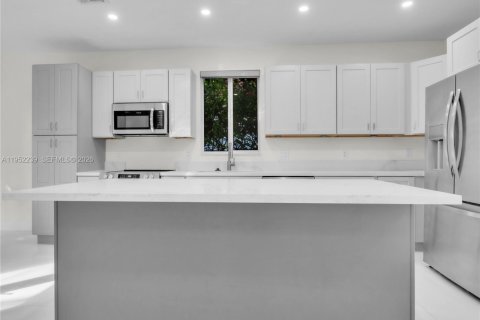 Casa en venta en Miami, Florida, 3 dormitorios, 145.86 m2 № 2007683 - foto 18