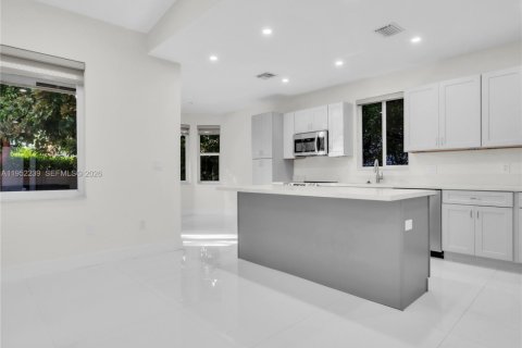 Casa en venta en Miami, Florida, 3 dormitorios, 145.86 m2 № 2007683 - foto 3