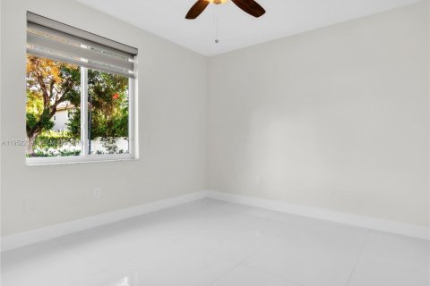 Casa en venta en Miami, Florida, 3 dormitorios, 145.86 m2 № 2007683 - foto 11