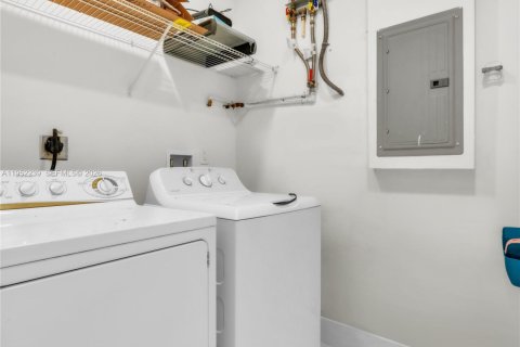 Casa en venta en Miami, Florida, 3 dormitorios, 145.86 m2 № 2007683 - foto 14