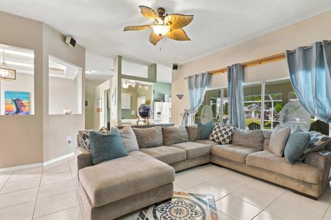 Villa ou maison à vendre à Port St. Lucie, Floride: 4 chambres, 223.99 m2 № 2399723 - photo 6