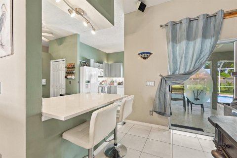 Villa ou maison à vendre à Port St. Lucie, Floride: 4 chambres, 223.99 m2 № 2399723 - photo 10