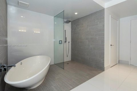 Condo in Sunny Isles Beach, Florida, 2 bedrooms  № 1997782 - photo 15