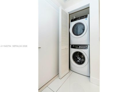 Condo in Sunny Isles Beach, Florida, 2 bedrooms  № 1997782 - photo 25