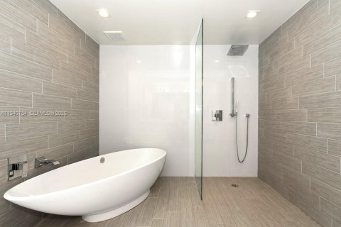 Condo in Sunny Isles Beach, Florida, 2 bedrooms  № 1997782 - photo 17