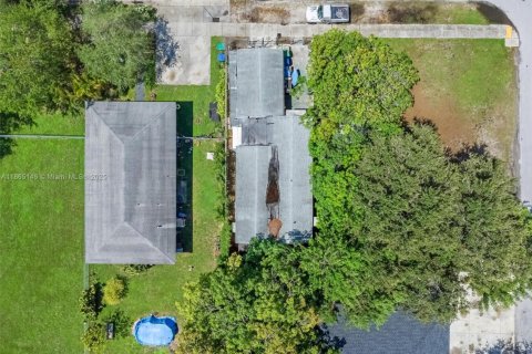 Casa en venta en Miami, Florida, 4 dormitorios, 88.54 m2 № 1893423 - foto 10