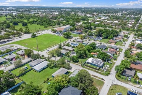 Casa en venta en Miami, Florida, 4 dormitorios, 88.54 m2 № 1893423 - foto 15