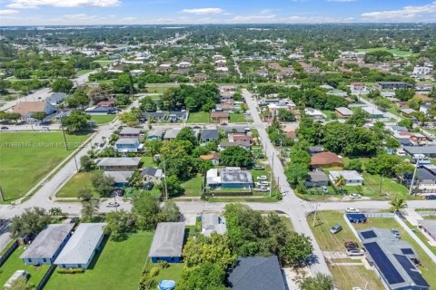 Casa en venta en Miami, Florida, 4 dormitorios, 88.54 m2 № 1893423 - foto 14