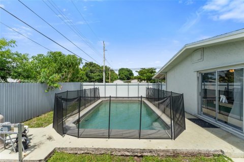 House in Miramar, Florida 3 bedrooms, 108.14 sq.m. № 1878438 - photo 22