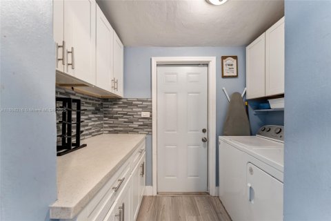 House in Miramar, Florida 3 bedrooms, 108.14 sq.m. № 1878438 - photo 9