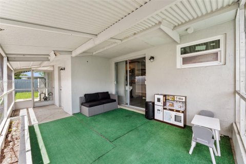 House in Miramar, Florida 3 bedrooms, 108.14 sq.m. № 1878438 - photo 19