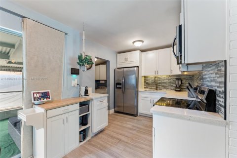 House in Miramar, Florida 3 bedrooms, 108.14 sq.m. № 1878438 - photo 7