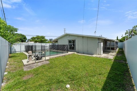 House in Miramar, Florida 3 bedrooms, 108.14 sq.m. № 1878438 - photo 21