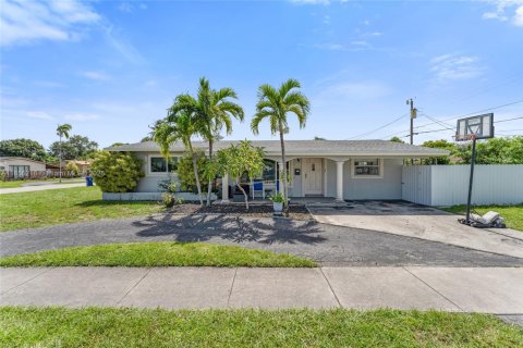 House in Miramar, Florida 3 bedrooms, 108.14 sq.m. № 1878438 - photo 1