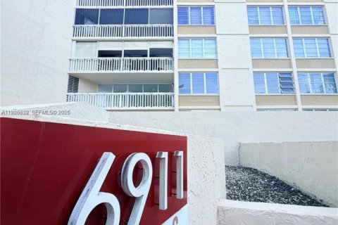 Condo in Lauderhill, Florida, 1 bedroom № 2051068