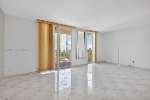 Condo in Hollywood, Florida, 2 bedrooms  № 2023530 - photo 14