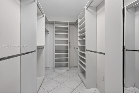 Condo in Hollywood, Florida, 2 bedrooms  № 2023530 - photo 18