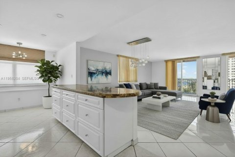 Condo in Hollywood, Florida, 2 bedrooms  № 2023530 - photo 6