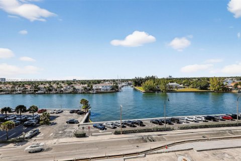 Condo in Hollywood, Florida, 2 bedrooms  № 2023530 - photo 4