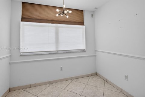 Condo in Hollywood, Florida, 2 bedrooms  № 2023530 - photo 15