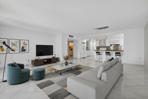 Condo in Hollywood, Florida, 2 bedrooms  № 2023530 - photo 10