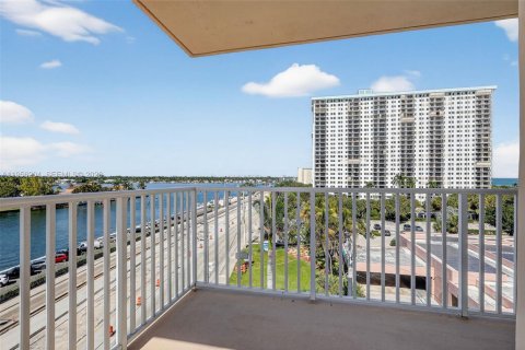 Condo in Hollywood, Florida, 2 bedrooms  № 2023530 - photo 2