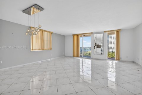 Condo in Hollywood, Florida, 2 bedrooms  № 2023530 - photo 13