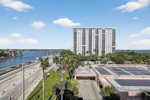 Condo in Hollywood, Florida, 2 bedrooms  № 2023530 - photo 28