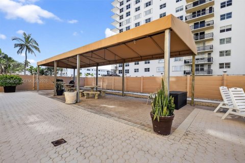 Condo in Hollywood, Florida, 2 bedrooms  № 2023530 - photo 29