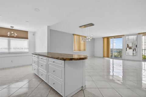 Condo in Hollywood, Florida, 2 bedrooms  № 2023530 - photo 7