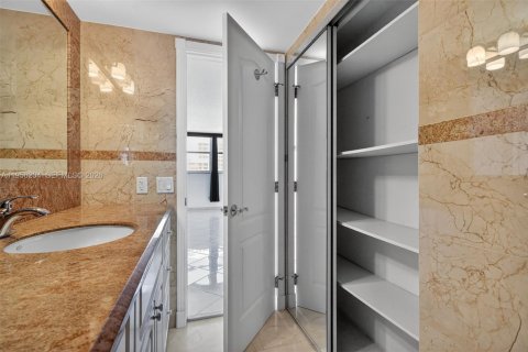 Condo in Hollywood, Florida, 2 bedrooms  № 2023530 - photo 24