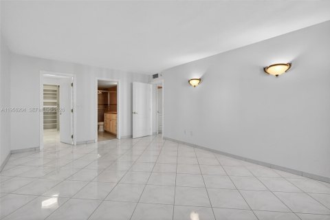 Condo in Hollywood, Florida, 2 bedrooms  № 2023530 - photo 17