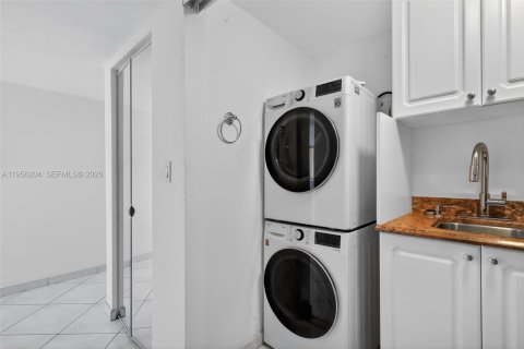 Condo in Hollywood, Florida, 2 bedrooms  № 2023530 - photo 25