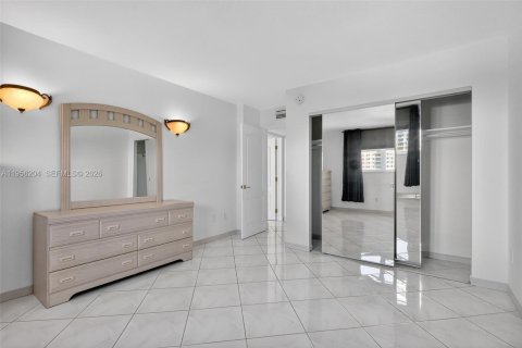 Condo in Hollywood, Florida, 2 bedrooms  № 2023530 - photo 23