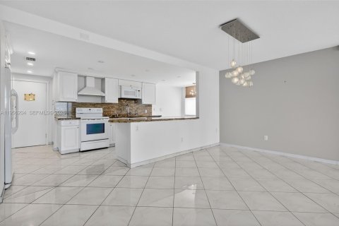 Condo in Hollywood, Florida, 2 bedrooms  № 2023530 - photo 11