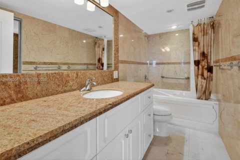 Condo in Hollywood, Florida, 2 bedrooms  № 2023530 - photo 19