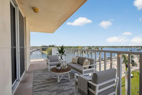 Condo in Hollywood, Florida, 2 bedrooms  № 2023530 - photo 26