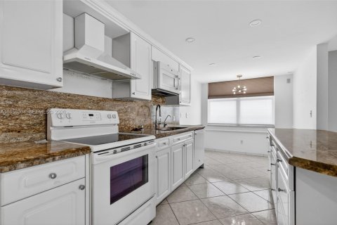 Condo in Hollywood, Florida, 2 bedrooms  № 2023530 - photo 9