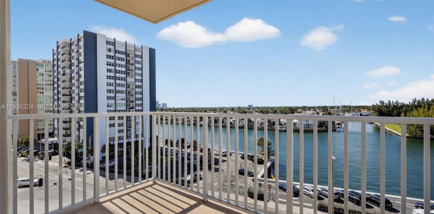 Condo in Hollywood, Florida, 2 bedrooms  № 2023530