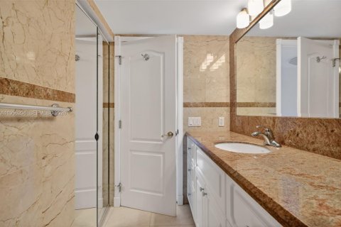 Condo in Hollywood, Florida, 2 bedrooms  № 2023530 - photo 20