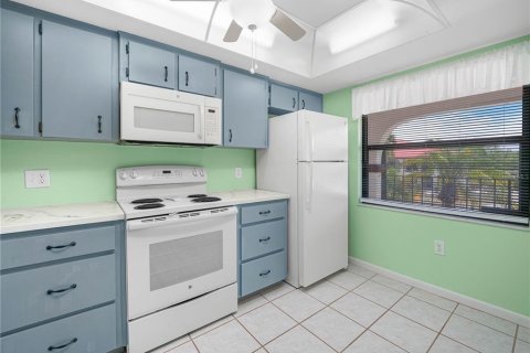 Condo in Lake Wales, Florida, 2 bedrooms  № 2377843 - photo 4