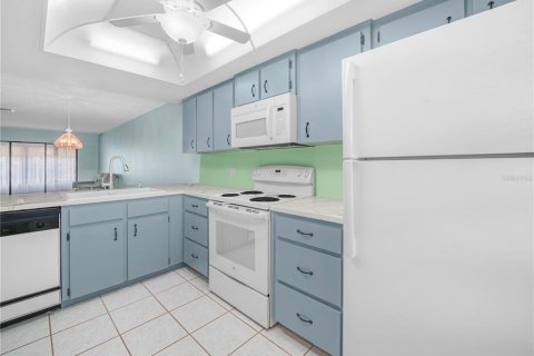 Condo in Lake Wales, Florida, 2 bedrooms  № 2377843 - photo 6