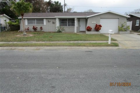 House in Holiday, Florida 2 bedrooms, 116.96 sq.m. № 1791866 - photo 1