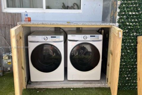 Купить коммерческую недвижимость в Холливуд, Флорида 155.33м2, № 2069152 - фото 2