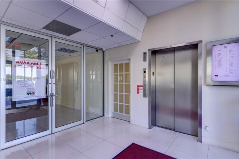 Oficina en alquiler en Doral, Florida № 976458 - foto 1